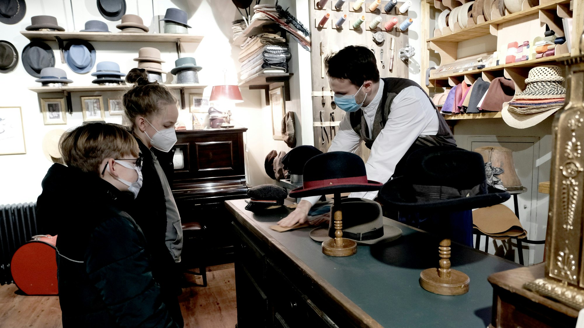 Zwei Kinder und en erwachsener Mann bei einer Führung durch das Kölner Time Ride.