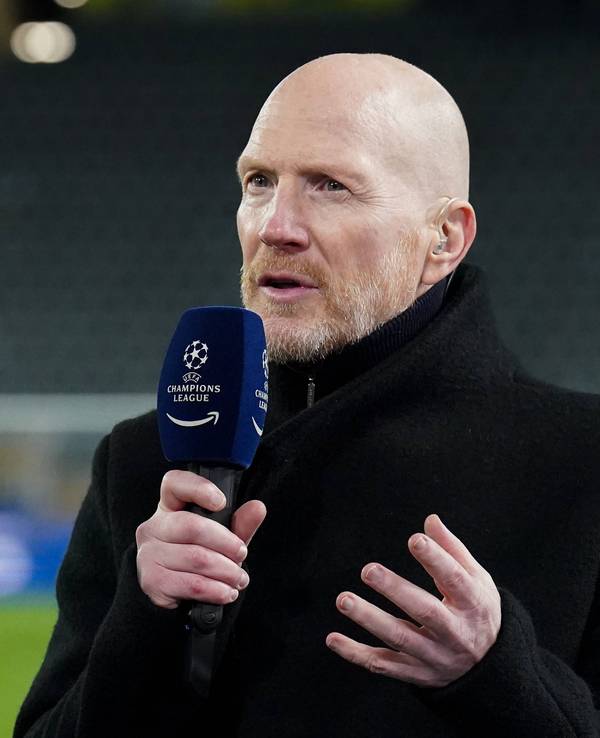 Matthias Sammer spricht in der Champions League ins Mikrofon von Amazon Prime Video.
