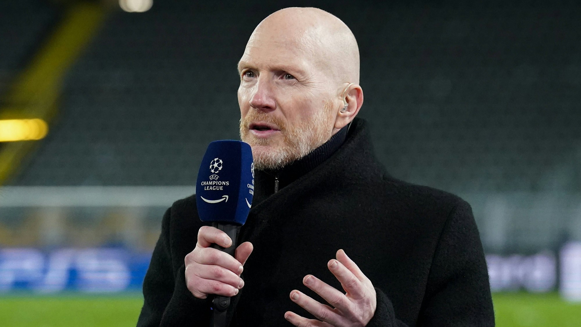 Matthias Sammer spricht in der Champions League ins Mikrofon von Amazon Prime Video.