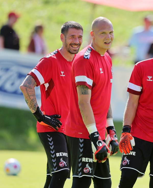 Philipp Pentke, Matthias Köbbing, Marvin Schwäbe und Jonas Nickisch lachen beim FC-Training.