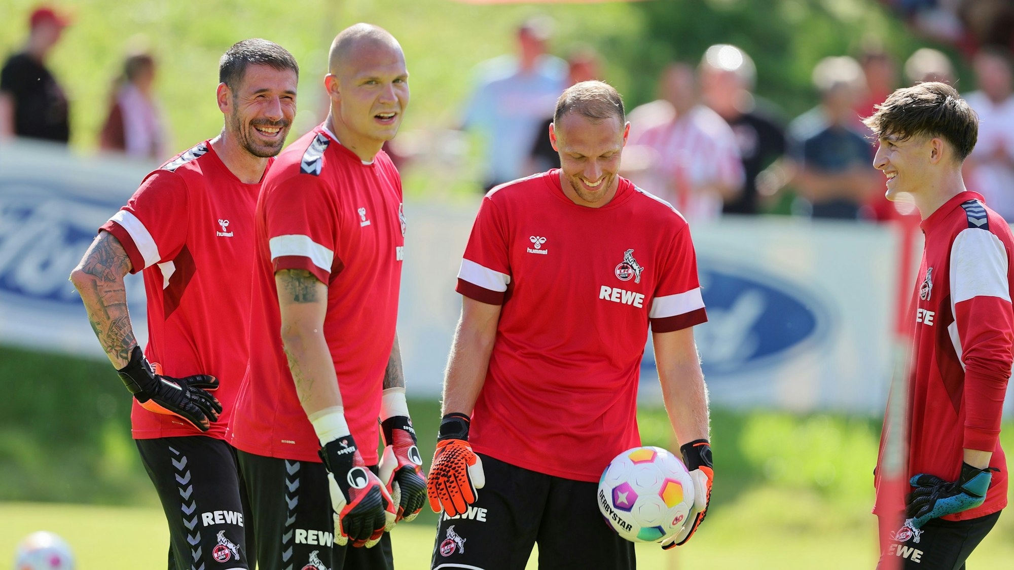 Philipp Pentke, Matthias Köbbing, Marvin Schwäbe und Jonas Nickisch stehen während des FC-Trainings zusammen.