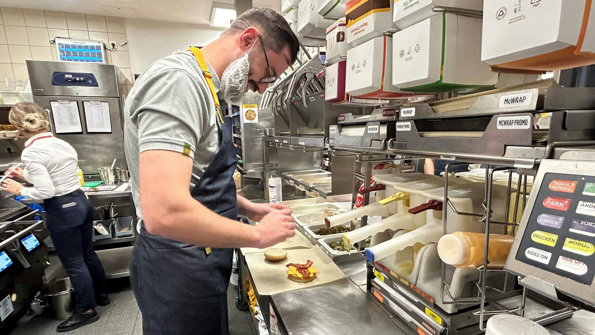 Der McToast bei der Zubereitung.