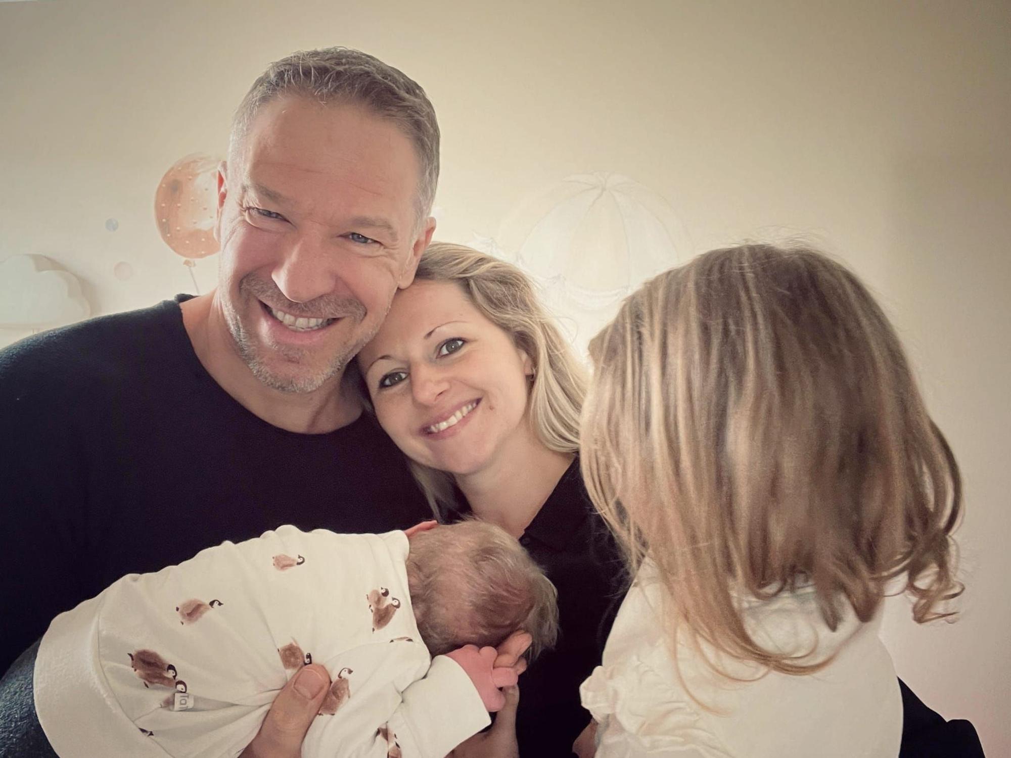 Höhner-Sänger Patrick Lück mit seiner Frau und den beiden Kindern.