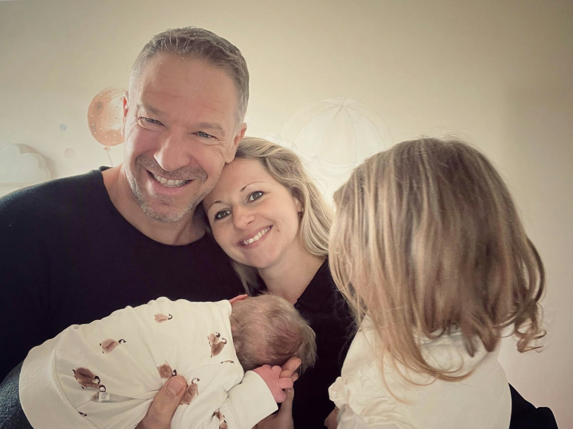 Höhner-Sänger Patrick Lück mit seiner Frau und den beiden Kindern.