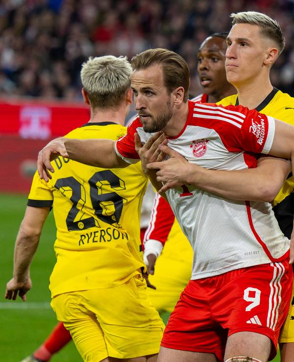 Nico Schlotterbeck hält Harry Kane vor eine Ecke fest.