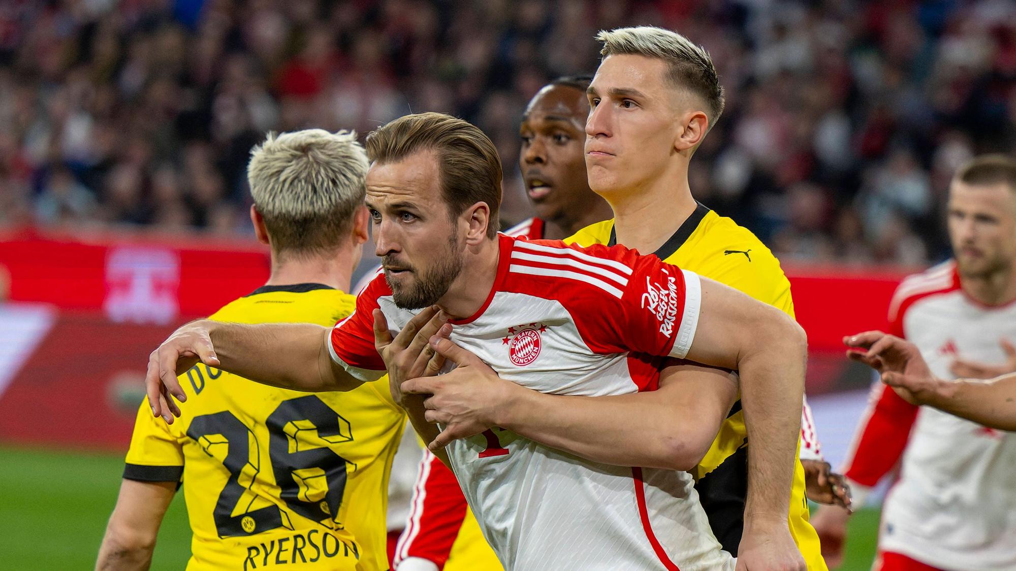 Nico Schlotterbeck hält Harry Kane vor eine Ecke fest.