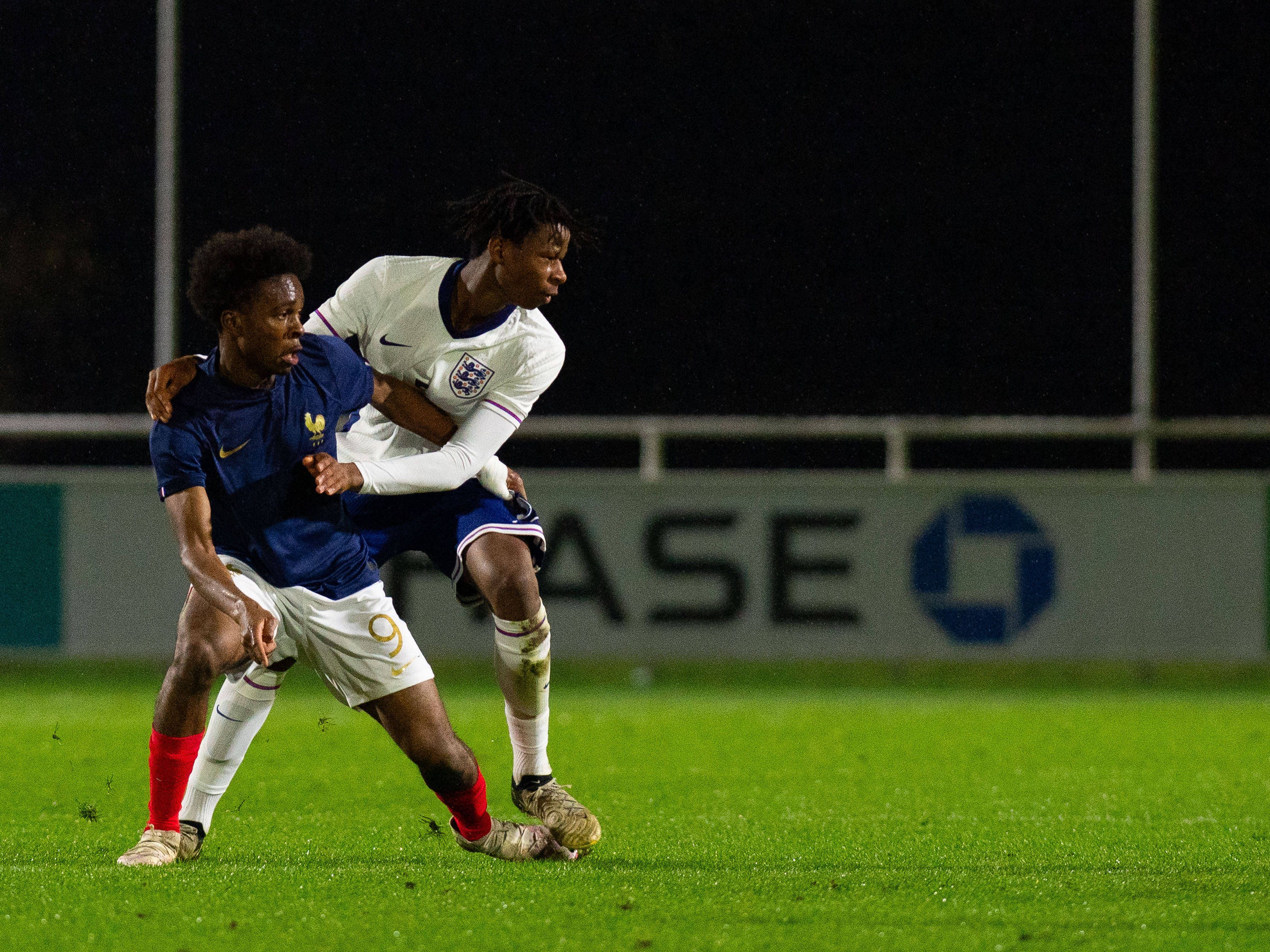 Ryane Messi im Junioren-Länderspiel zwischen Frankreich und England beim Duell um den Ball mit Stephen Mfuni.