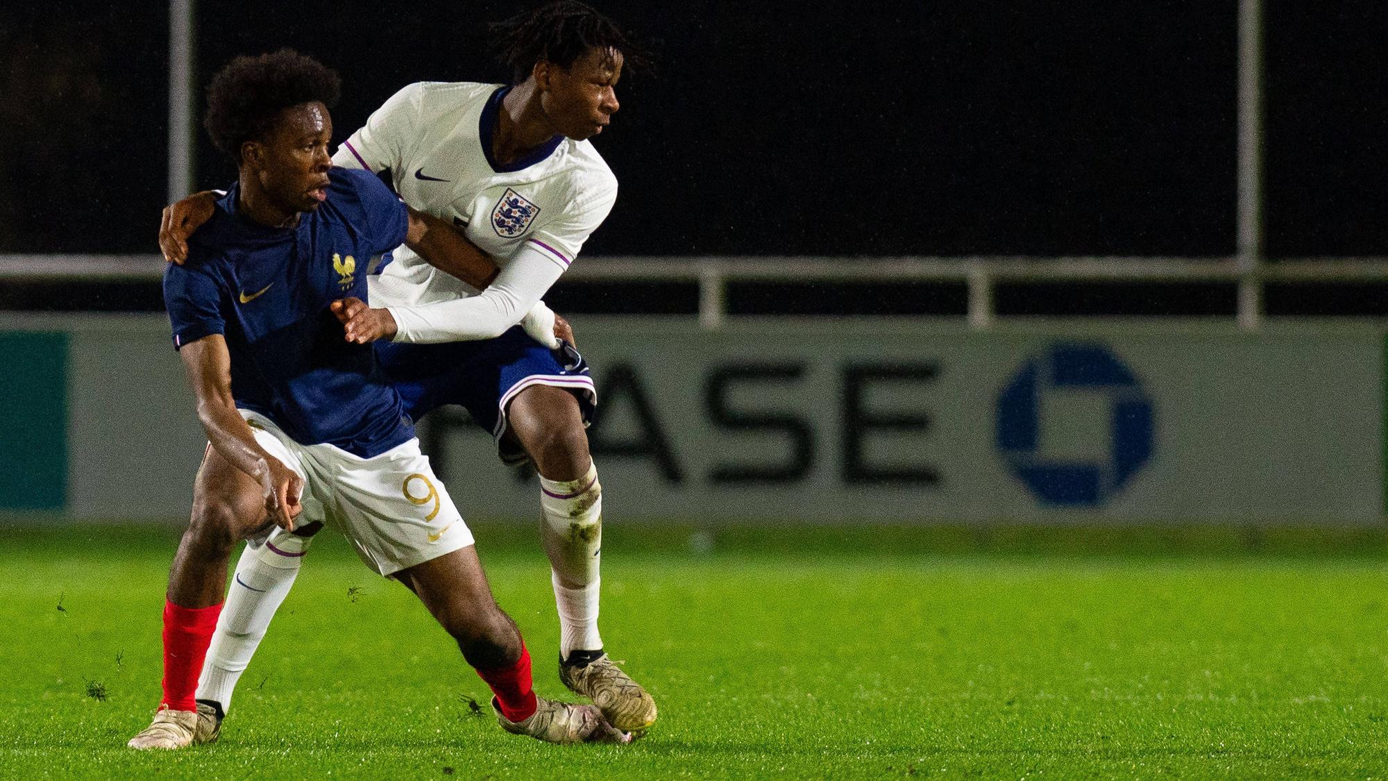 Ryane Messi im Junioren-Länderspiel zwischen Frankreich und England beim Duell um den Ball mit Stephen Mfuni.