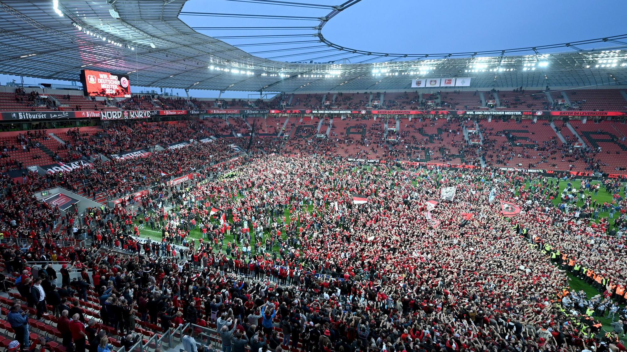 Tausende Fans stürmten nach dem Abpfiff den Platz und feierten die erste Deutsche Meisterschaft von Bayer Leverkusen.