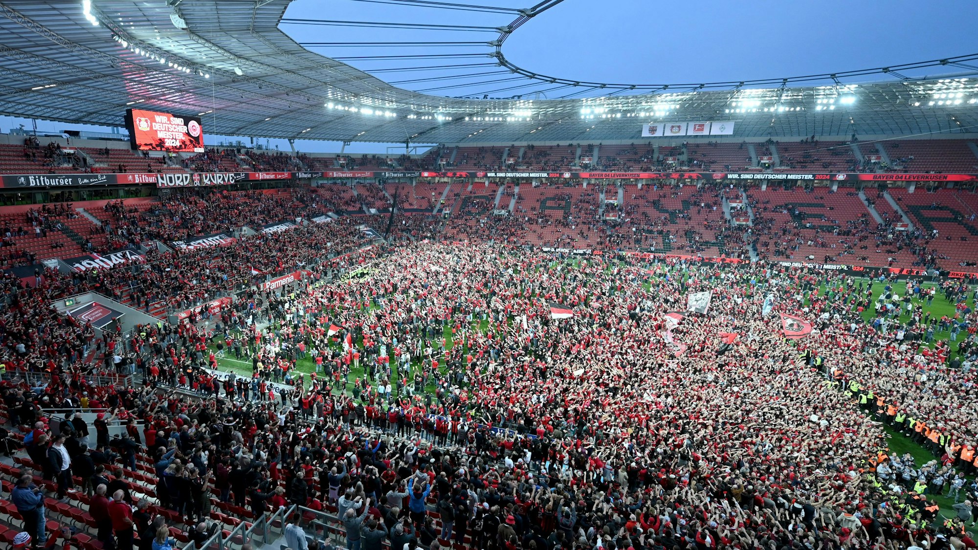 Tausende Fans stürmten nach dem Abpfiff den Platz und feierten die erste Deutsche Meisterschaft von Bayer Leverkusen.