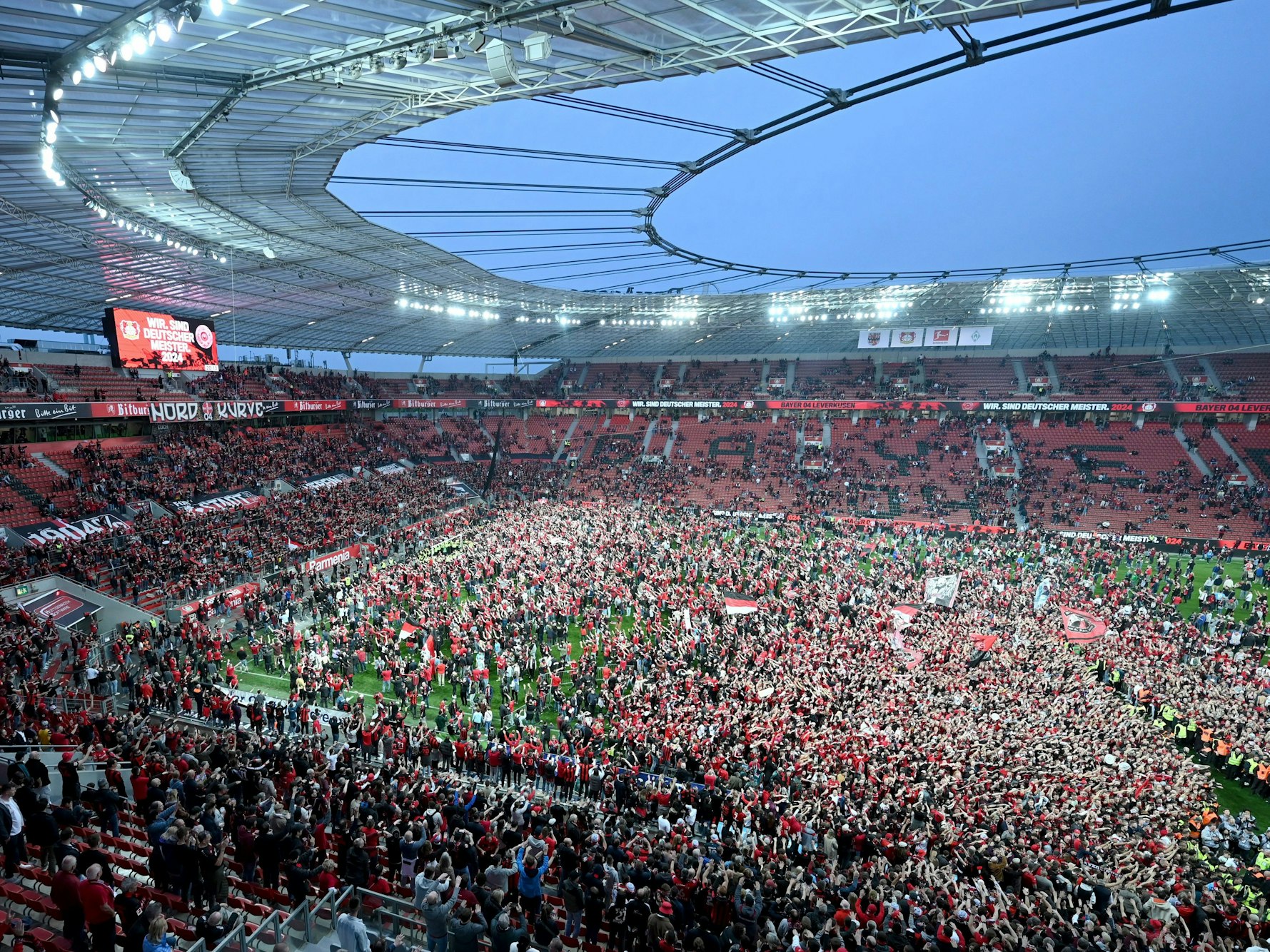 Bayer 04 Leverkusen gegen SV Werder Bremen: Leverkusens Fans feiern die Titel.