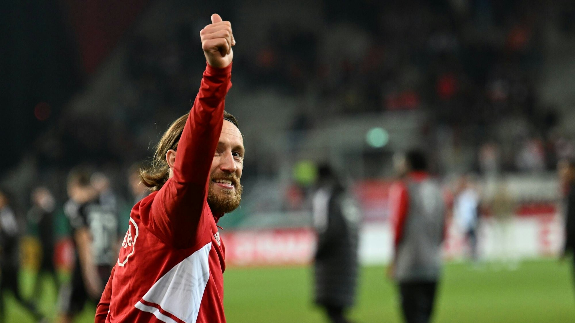 Adam Bodzek bedankt sich bei den Fans.