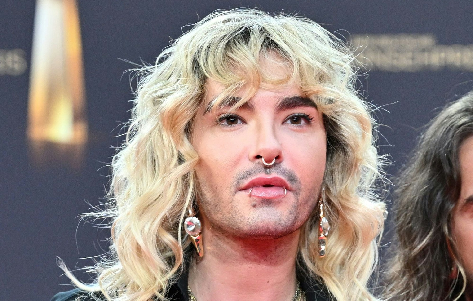 Die Musiker Bill Kaulitz (links) und Tom Kaulitz kommen zur Verleihung der Deutschen Fernsehpreise 2023 ins Coloneum nach Köln.