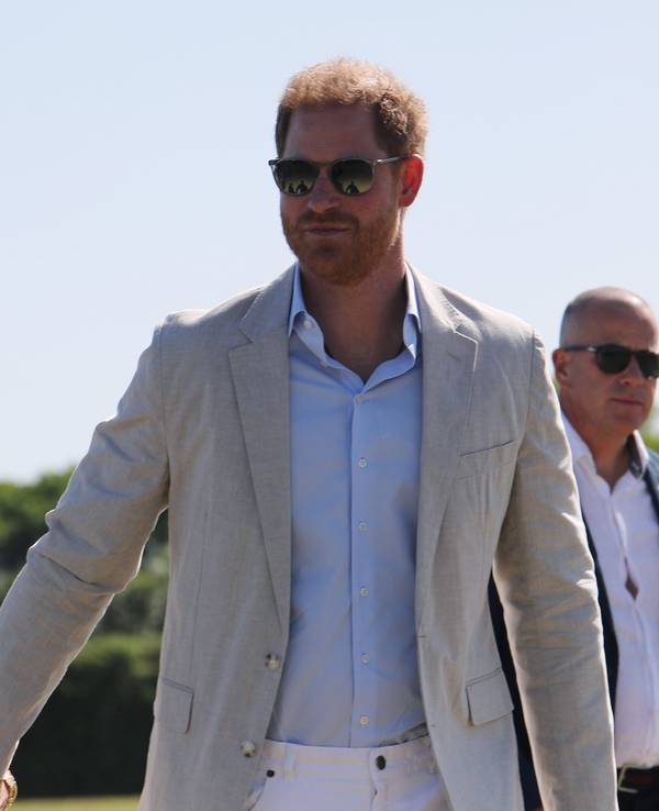 Prinz Harry (r) und Meghan, Herzog und die Herzogin von Sussex, lächeln nach ihrer Ankunft bei der Royal Salute Polo Challenge zu Gunsten von Sentebale im USPA National Polo Center.