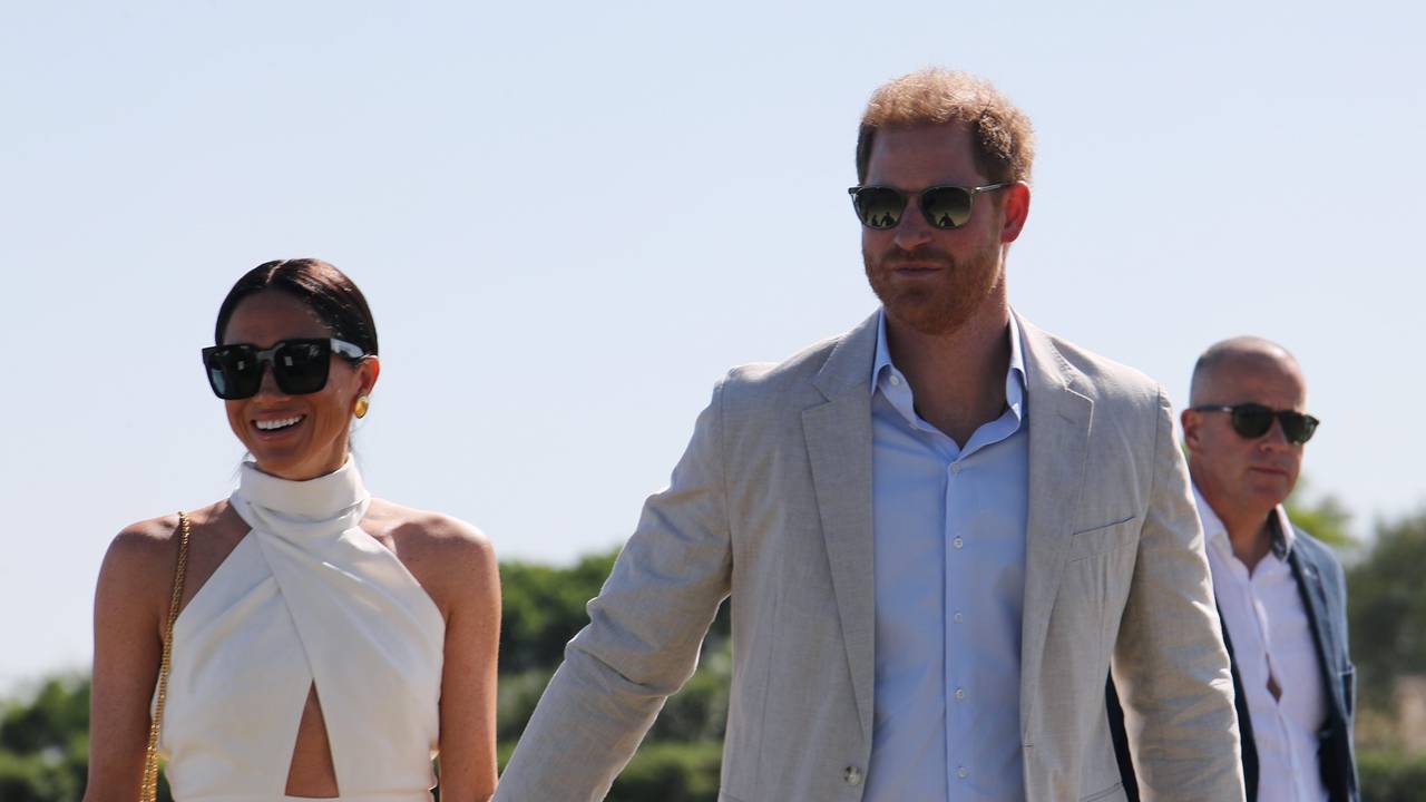 Prinz Harry (r) und Meghan, Herzog und die Herzogin von Sussex, lächeln nach ihrer Ankunft bei der Royal Salute Polo Challenge zu Gunsten von Sentebale im USPA National Polo Center.