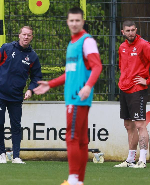 Timo Schultz beobachtet das Training der FC-Profis.