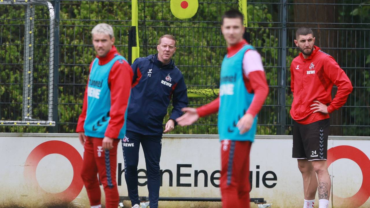 Timo Schultz beobachtet das Training der FC-Profis.