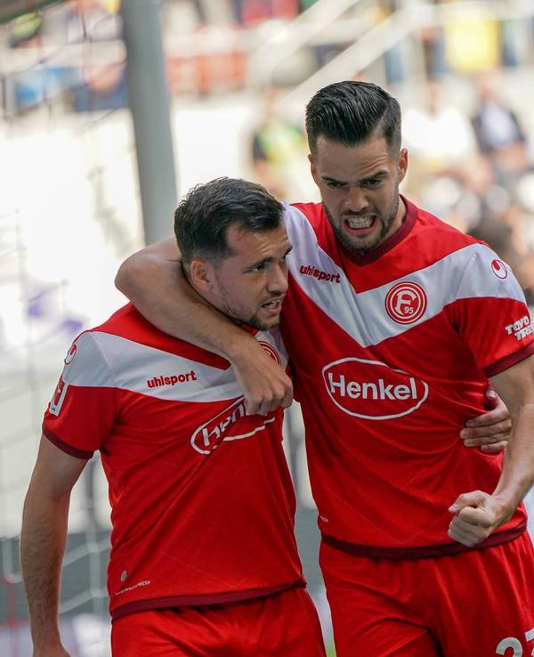 Die Düsseldorfer Niko Gießelmann und Kevin Stöger jubeln im Bundesliga-Spiel gegen Borussia Mönchengladbach.