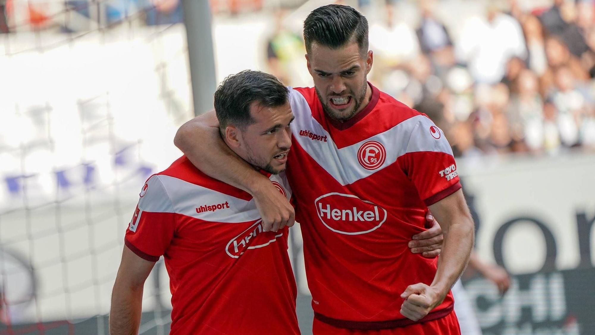 Die Düsseldorfer Niko Gießelmann und Kevin Stöger jubeln im Bundesliga-Spiel gegen Borussia Mönchengladbach.
