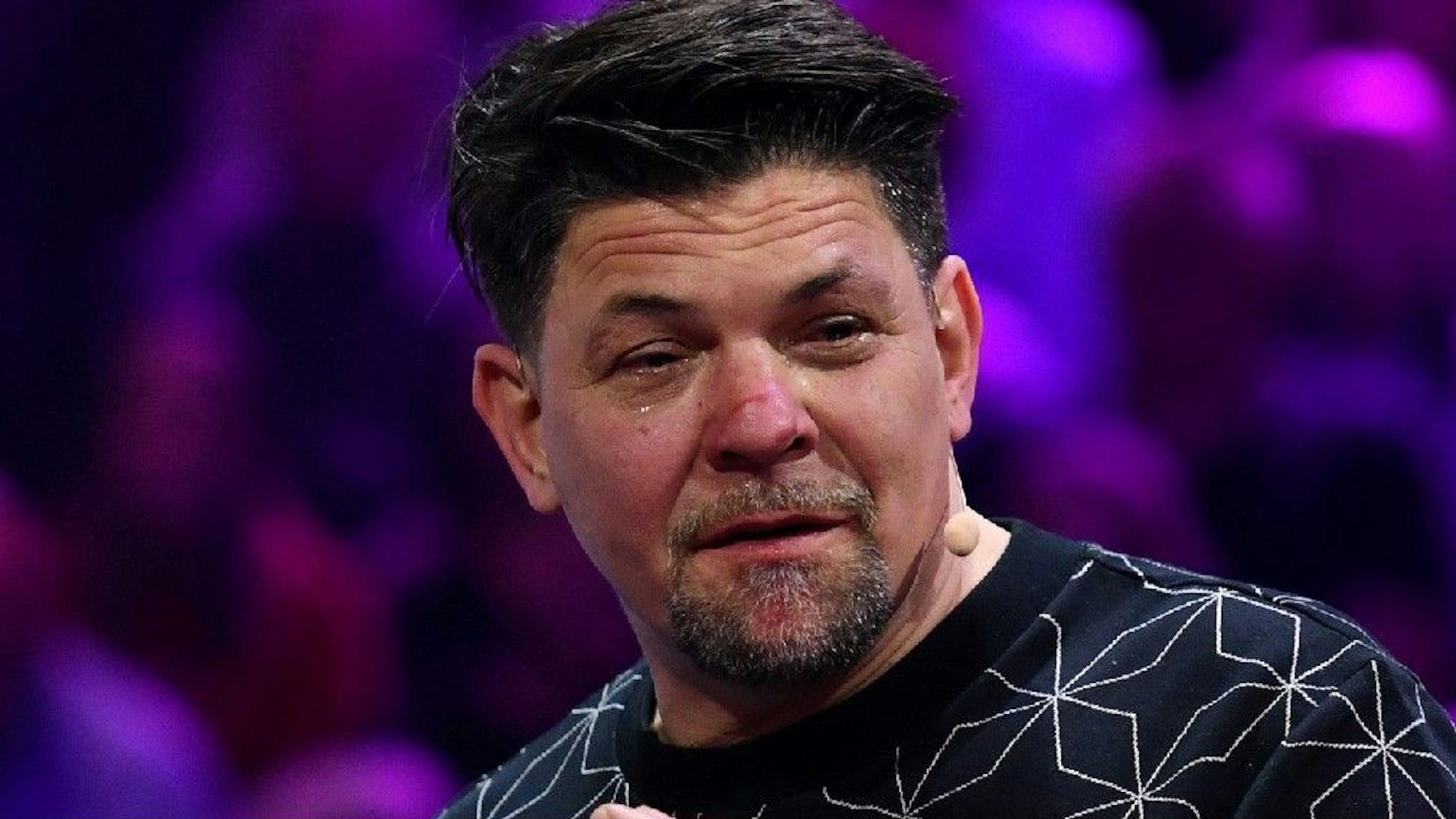 Das Foto stammt aus der RTL-Show „Drei gegen Einen“ und zeigt Tim Mälzer, der sich gerade eine Verletzung an der Nase zugezogen hat.