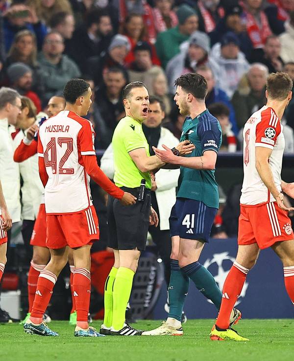 Danny Makkelie wird von mehreren Spielern nach einem Pfiff im Viertelfinale der Champion League zwischen Bayern München und dem FC Arsenal bedrängt.