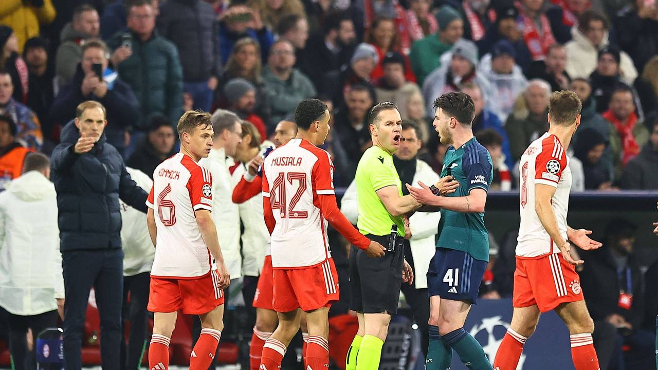 Danny Makkelie wird von mehreren Spielern nach einem Pfiff im Viertelfinale der Champion League zwischen Bayern München und dem FC Arsenal bedrängt.