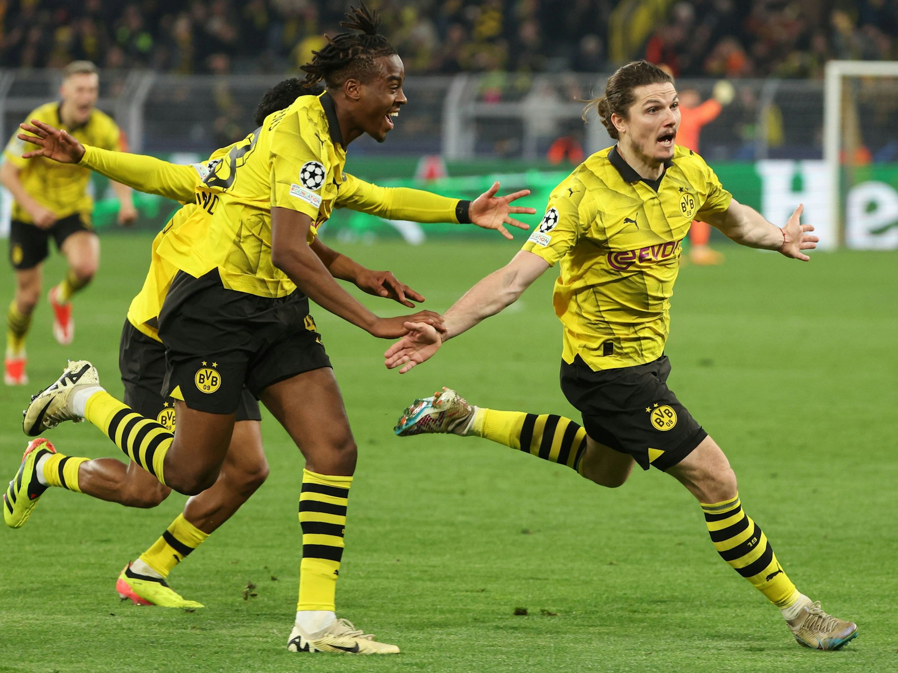 Torschütze Marcel Sabitzer jubelt nach seinem Tor zum 4 zu 2 mit der Mannschaft