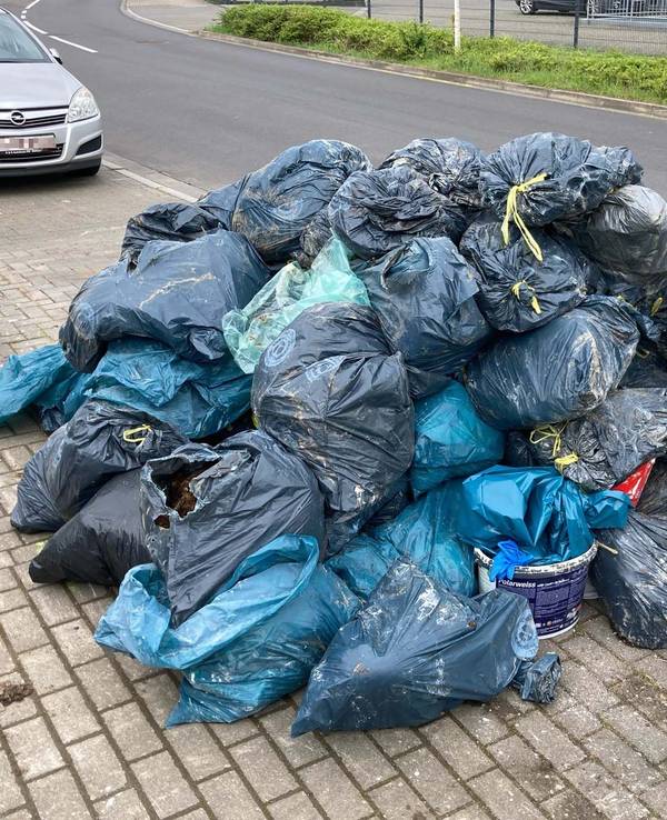 Rund 50 blaue Müllsäcke türmen sich auf der Straße