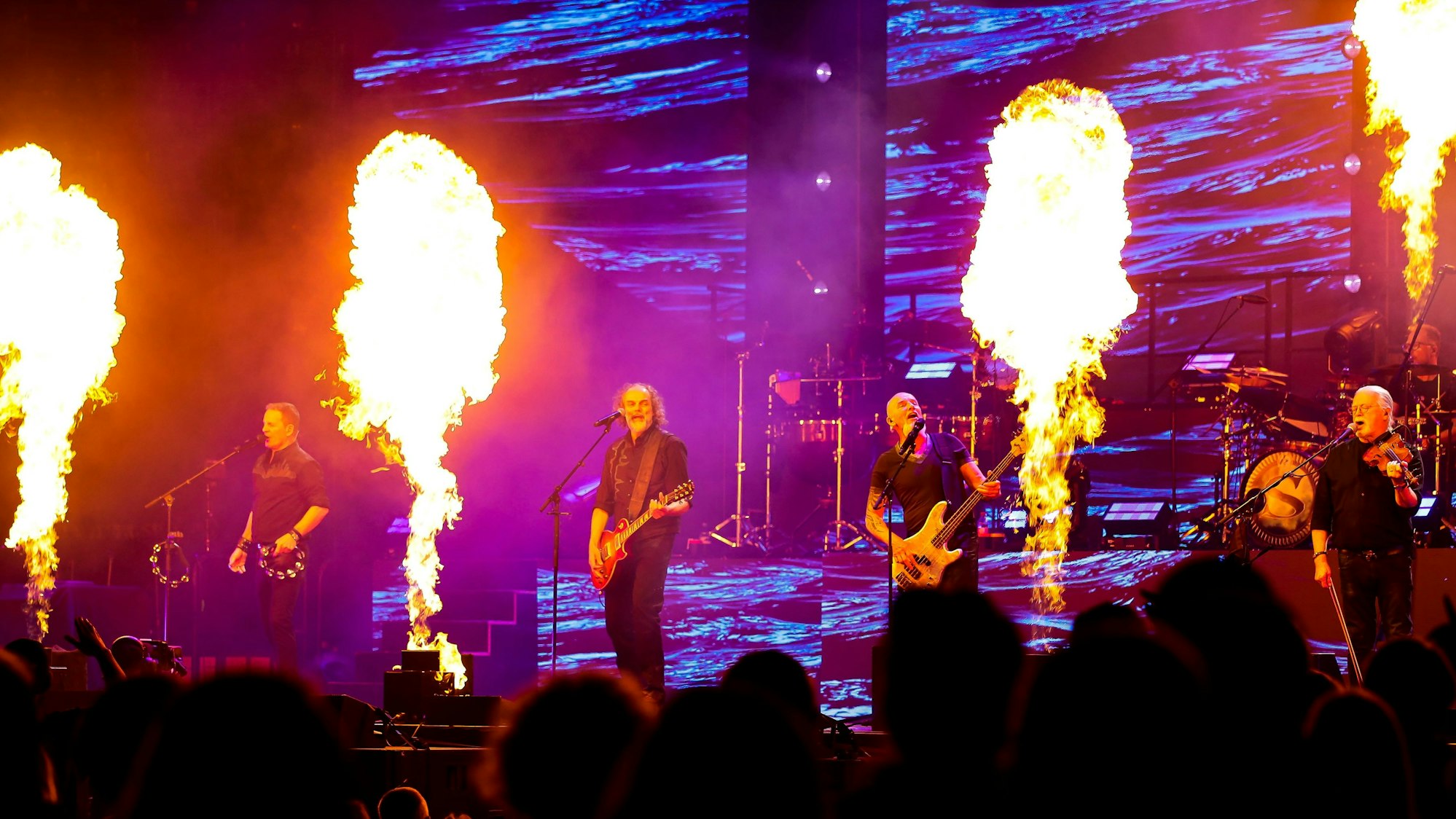 Konzert von Santiano in der Lanxess Arena in Köln am 16. April 2024.