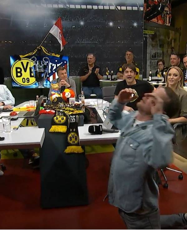 Maik Franz geht im Sport1-„Fantalk“ theatralisch zu Boden.