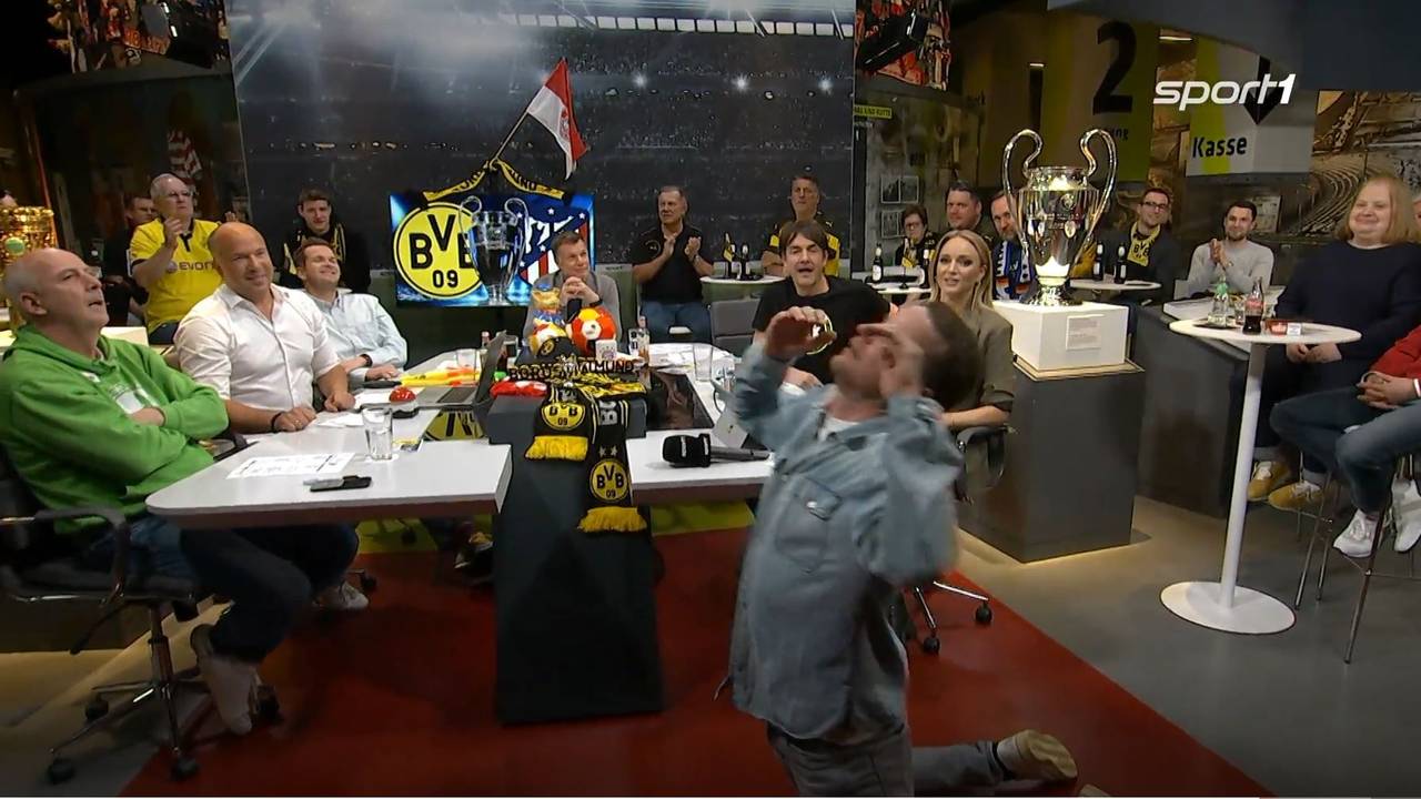 Maik Franz geht im Sport1-„Fantalk“ theatralisch zu Boden.
