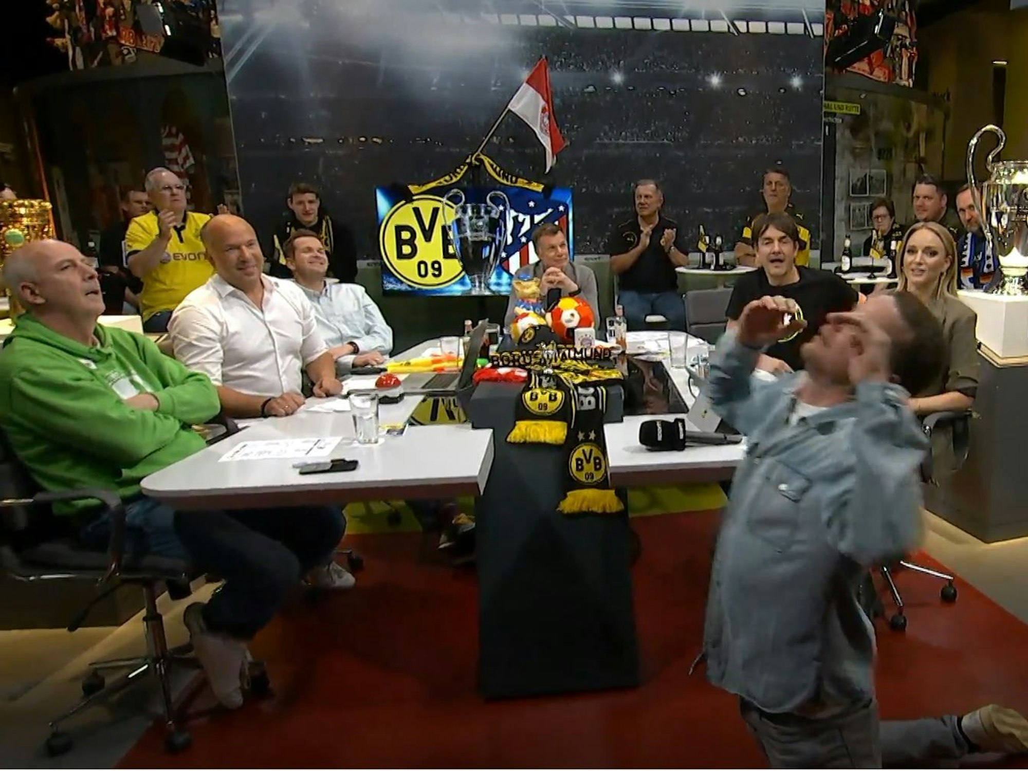 Maik Franz geht im Sport1-„Fantalk“ theatralisch zu Boden.