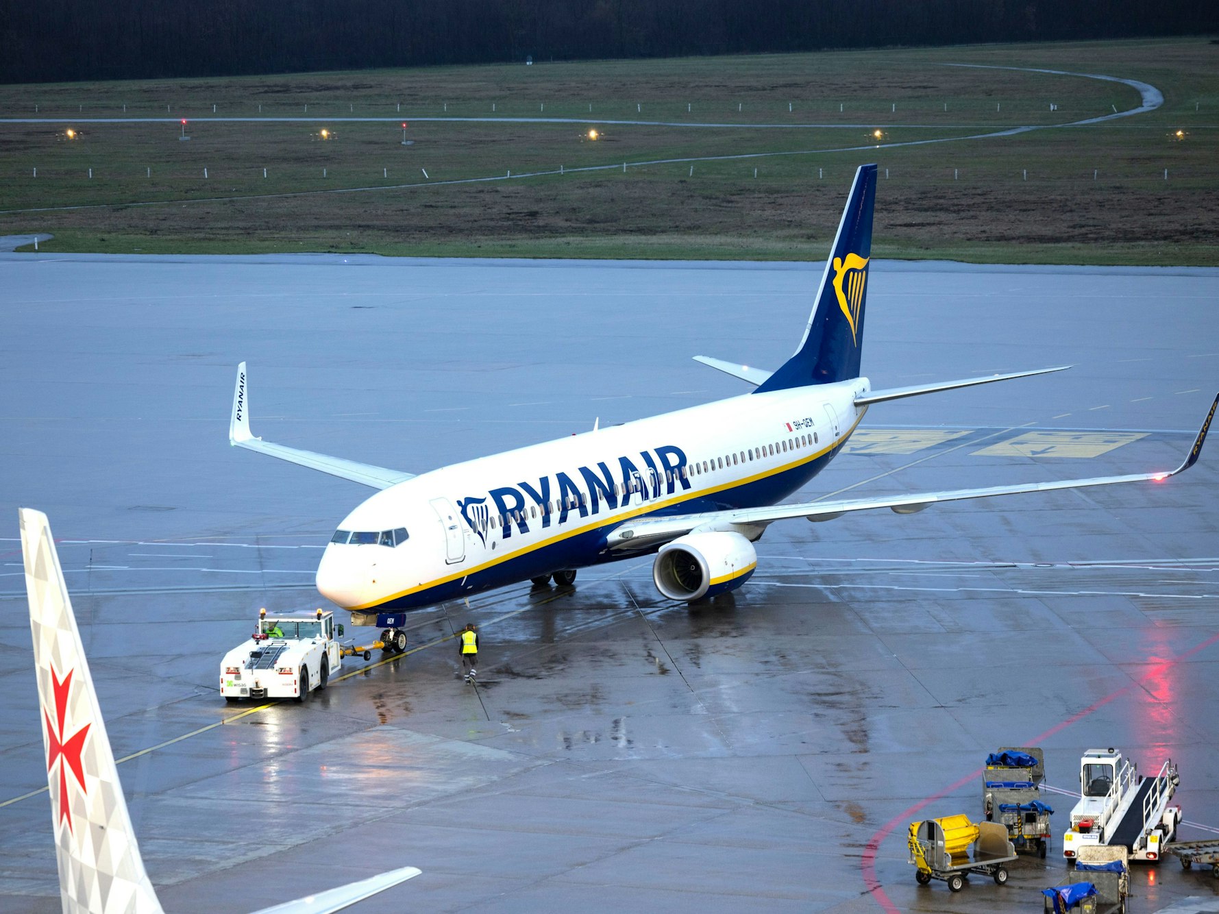 Eine Passagiermaschine der Fluggesellschaft Ryanair steht auf dem Flughafen Köln/Bonn (Symbolfoto).