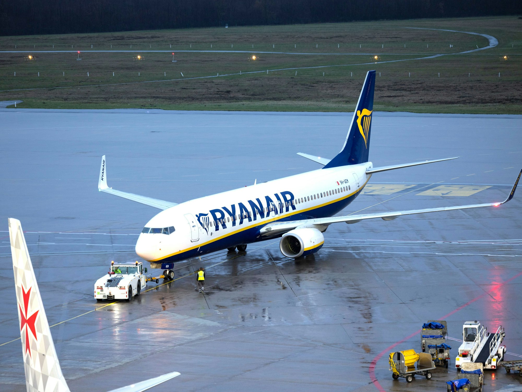 Eine Passagiermaschine der Fluggesellschaft Ryanair steht auf dem Flughafen Köln/Bonn (Symbolfoto).