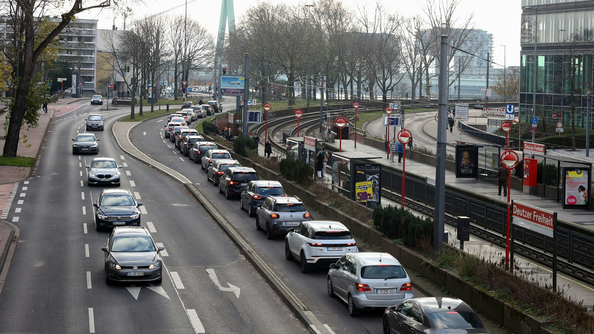 Viele Autos stehen im Bereich der KVB-Haltesteller Deutzer Freiheit direkt an der Deutzer Brücke in Köln.