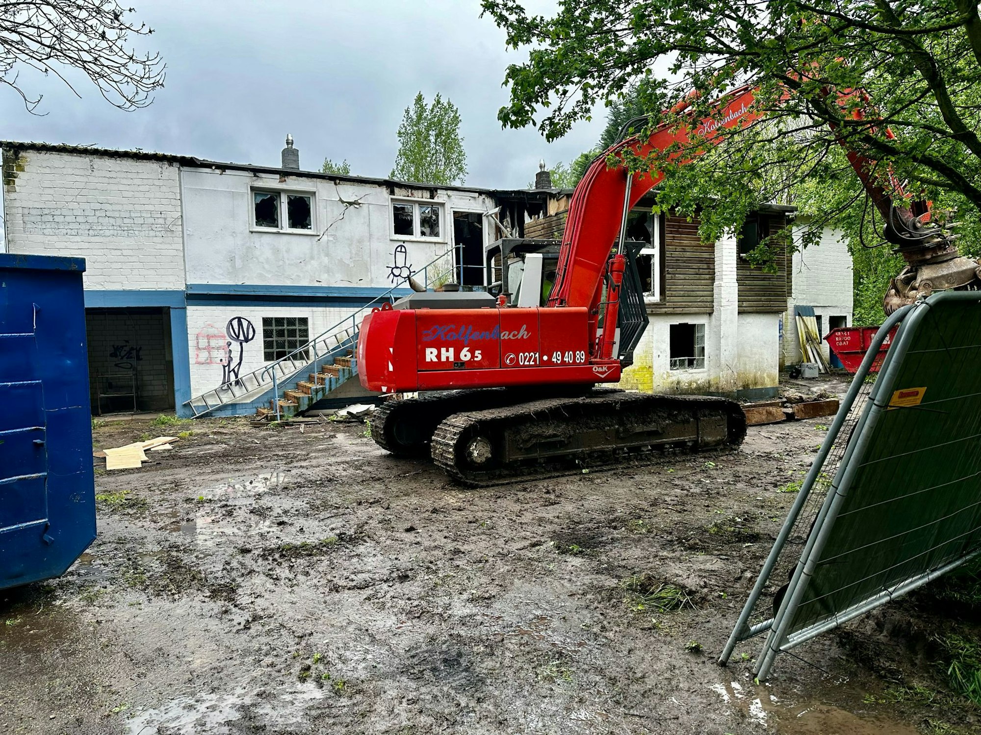 Am Mittwoch (17. April 2024) rollten die Bagger beim ehemaligen Strandbad in Köln-Porz-Langel an, um das Gebäude abzureißen.