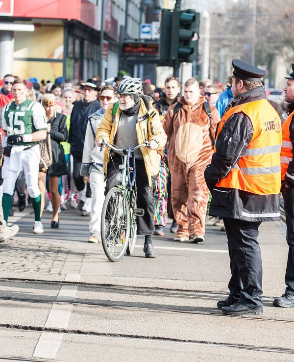 Mitarbeiter der KVB regeln den Verkehr an der Haltestelle Zülpicher Platz.