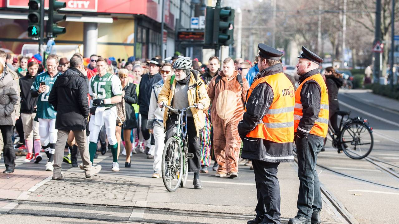 Mitarbeiter der KVB regeln den Verkehr an der Haltestelle Zülpicher Platz.