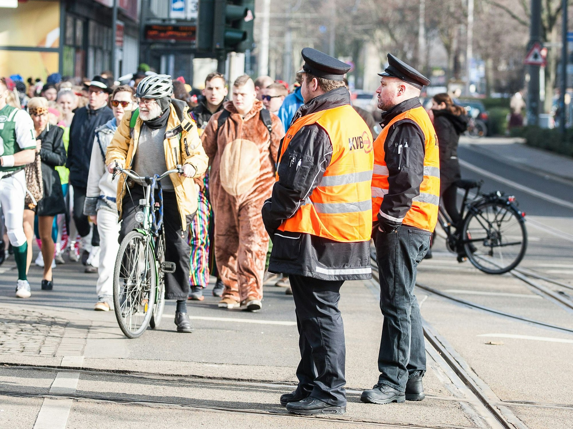Mitarbeiter der KVB regeln den Verkehr an der Haltestelle Zülpicher Platz.