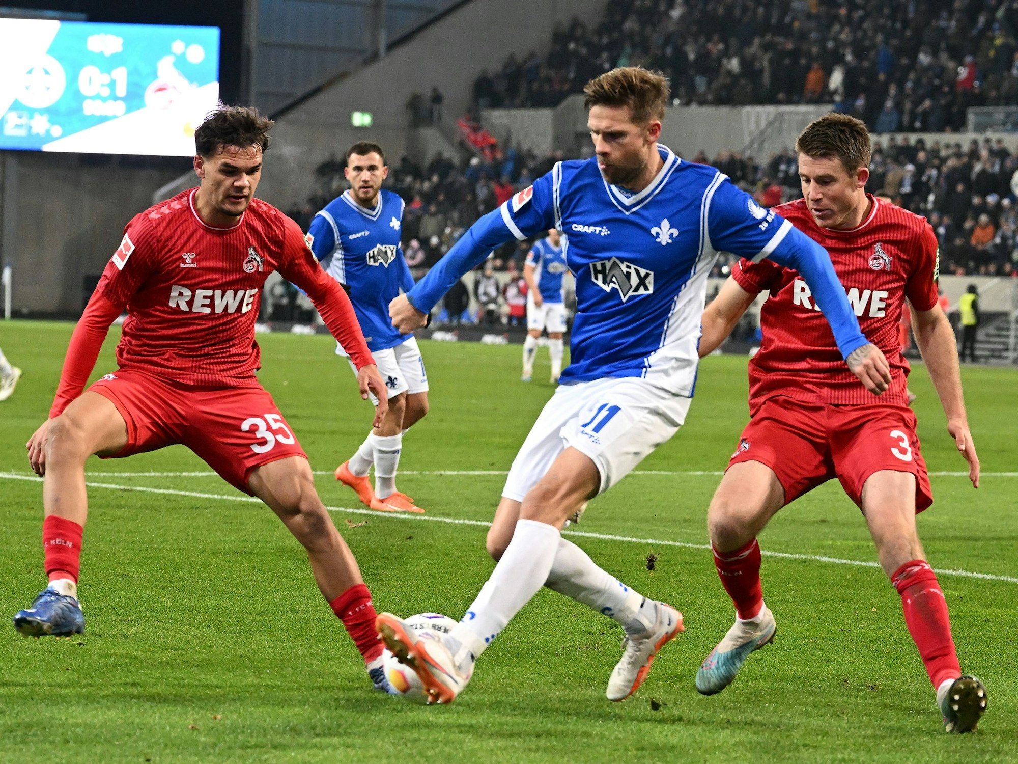 FC-Youngster Max Finkgräfe (l.) und Verteidiger Dominique Heintz (r.) im Hinspiel am 1. Dezember 2023 gegen den SV Darmstadt 98 im Zweikampf mit Tobias Kempe.