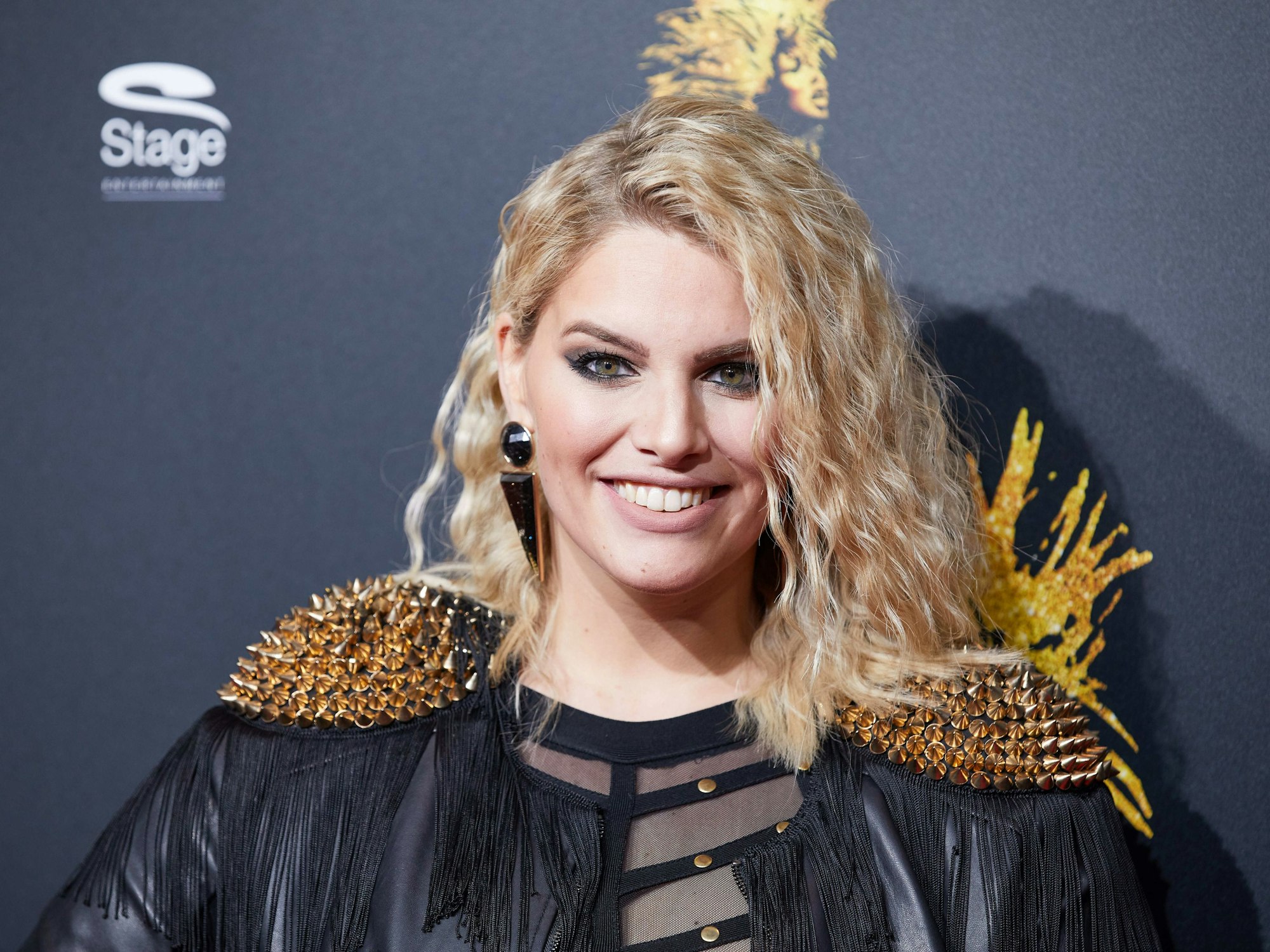 Angelina Kirsch, Curvy Model, kommt zur Deutschland-Premiere des Musicals „Tina – Das Tina Turner Musical“ im Operettenhaus, hier im März 2019 in Hamburg.