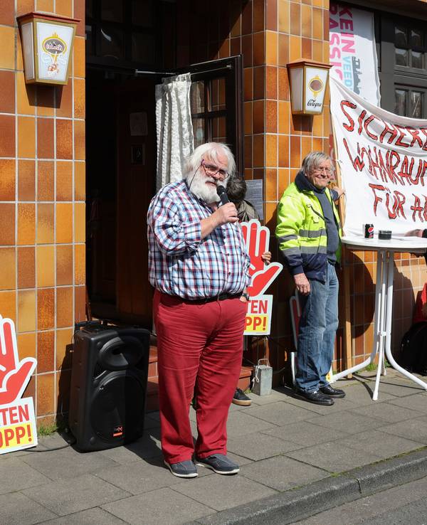 Demo vor einem Wohnhaus in Köln-Mülheim.