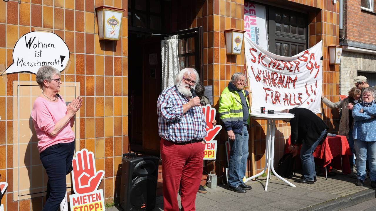 Demo vor einem Wohnhaus in Köln-Mülheim.