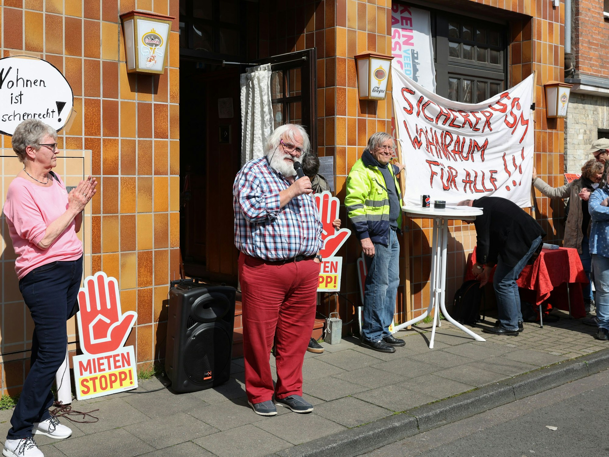 Demo vor einem Wohnhaus in Köln-Mülheim.