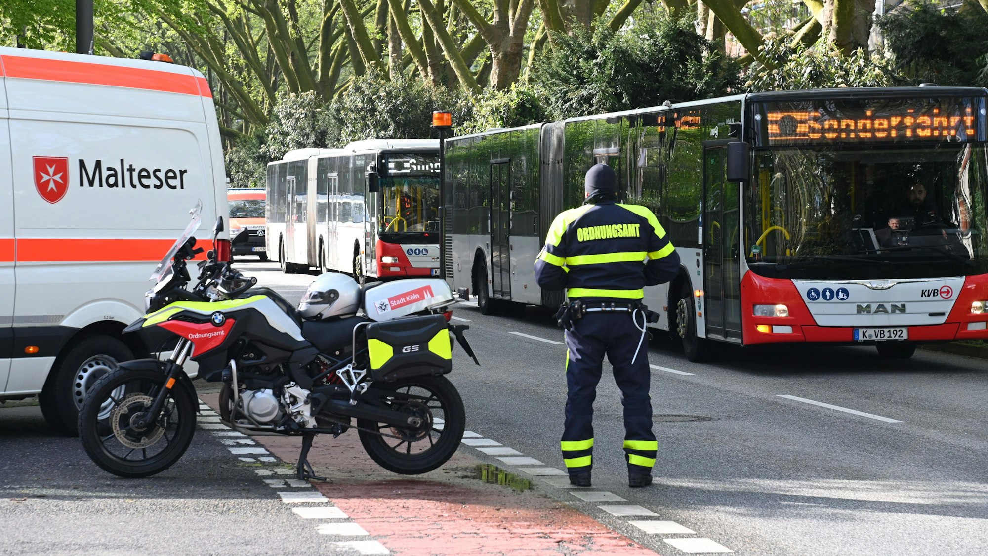 Fahrzeuge an den Riehler Heimstätten.
