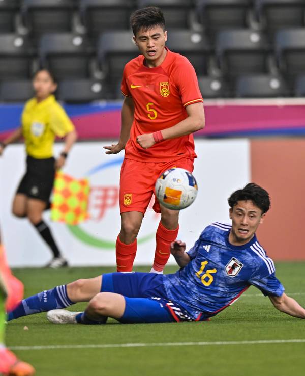Chinas Zhu Yue flankt, Japans Takashi Uchino grätscht dazwischen.