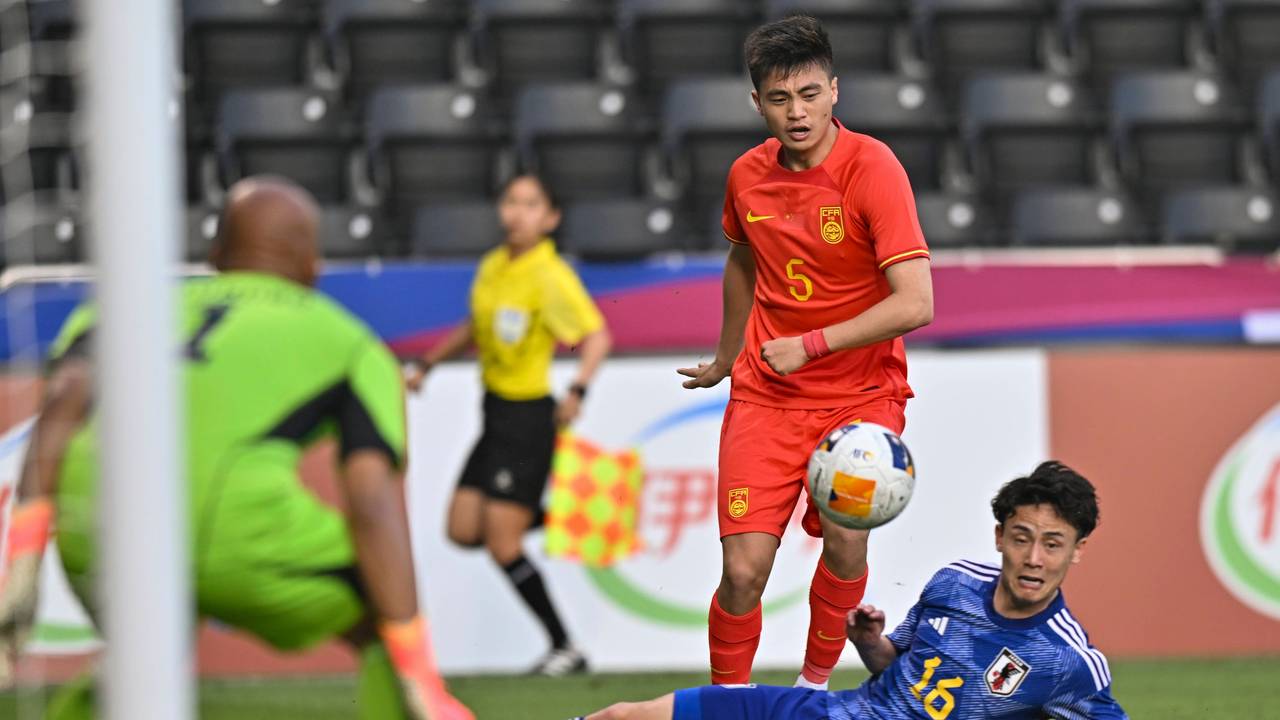 Chinas Zhu Yue flankt, Japans Takashi Uchino grätscht dazwischen.