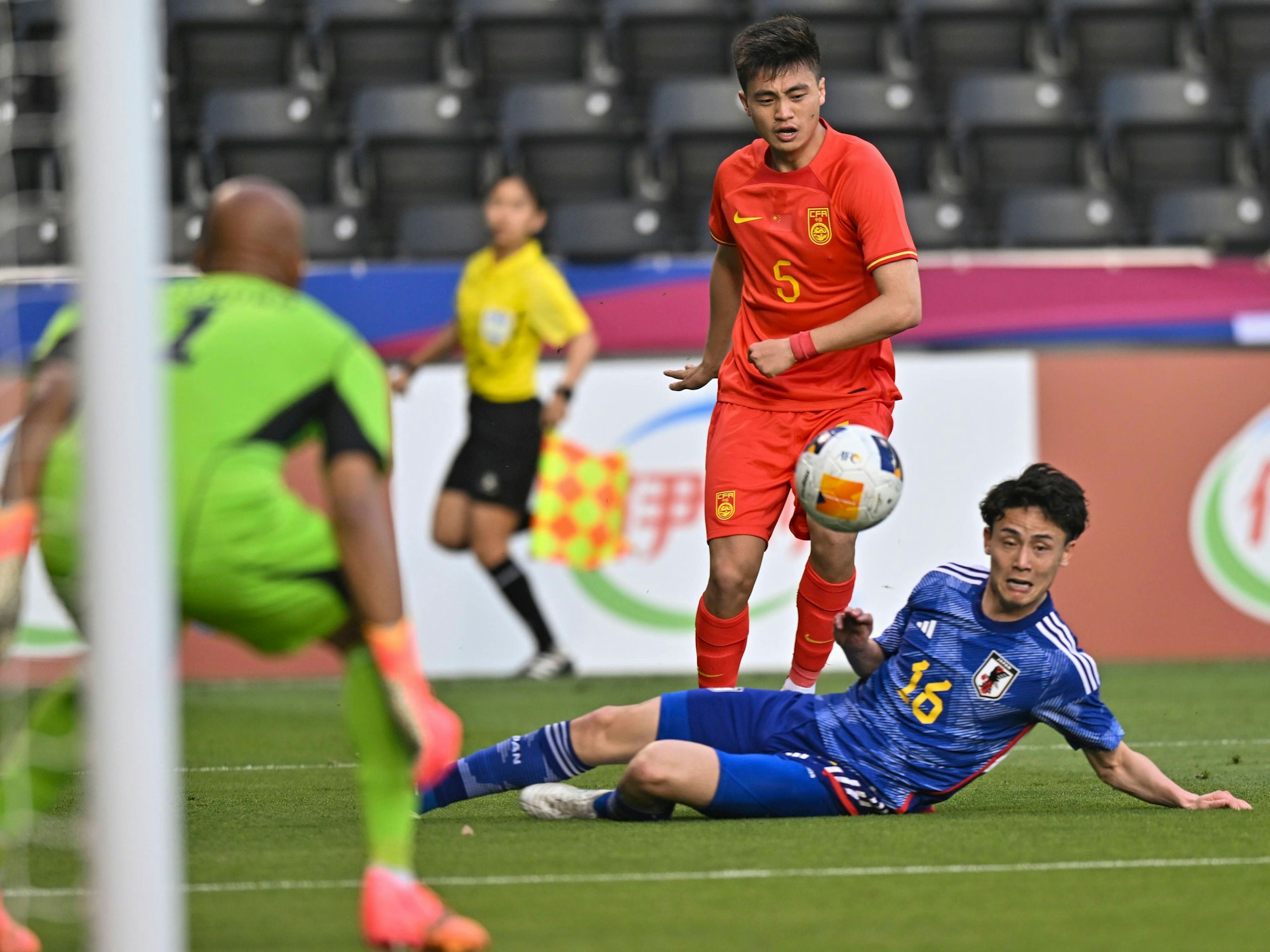 Chinas Zhu Yue flankt, Japans Takashi Uchino grätscht dazwischen.