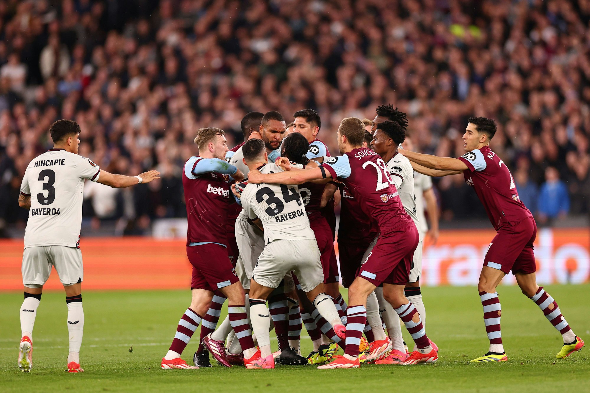 Rudelbildung bei West Ham gegen Bayer Leverkusen.