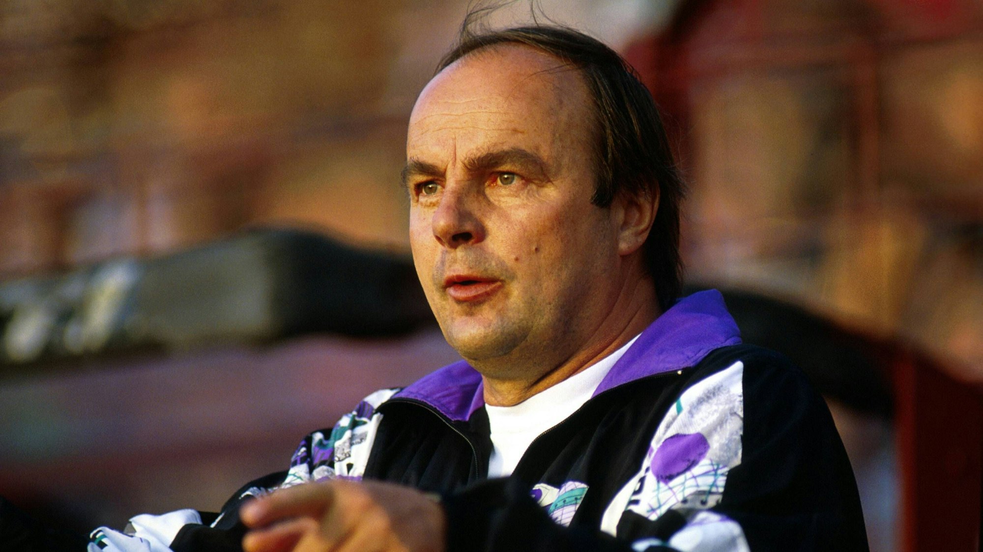 Gerd Roggensack sitzt als Trainer von Fortuna Köln am Spielfeldrand.